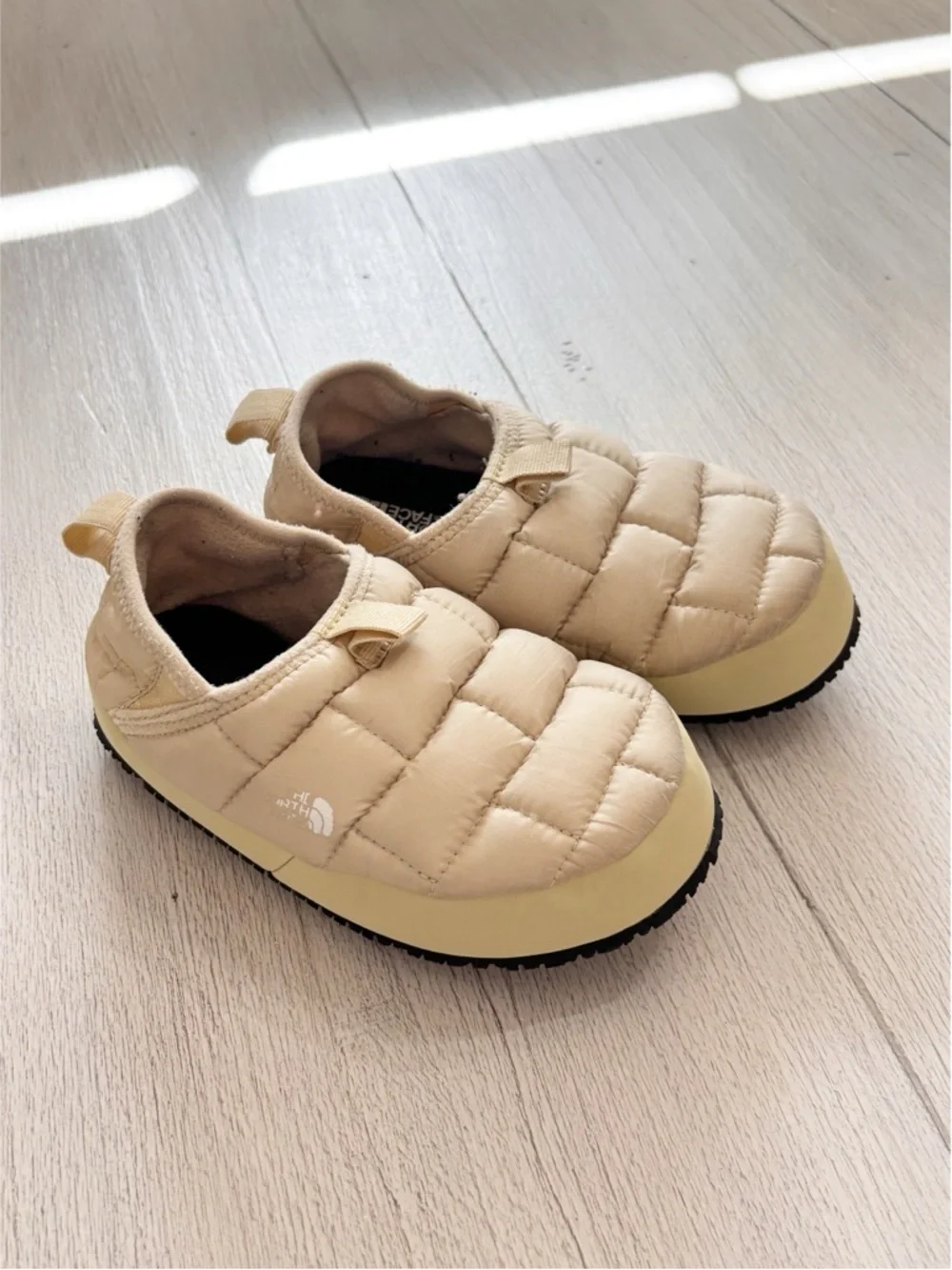 THE NORTH FACE Youth Gravel/White Dune THERMOBALL™ Traction Mules II Size 1